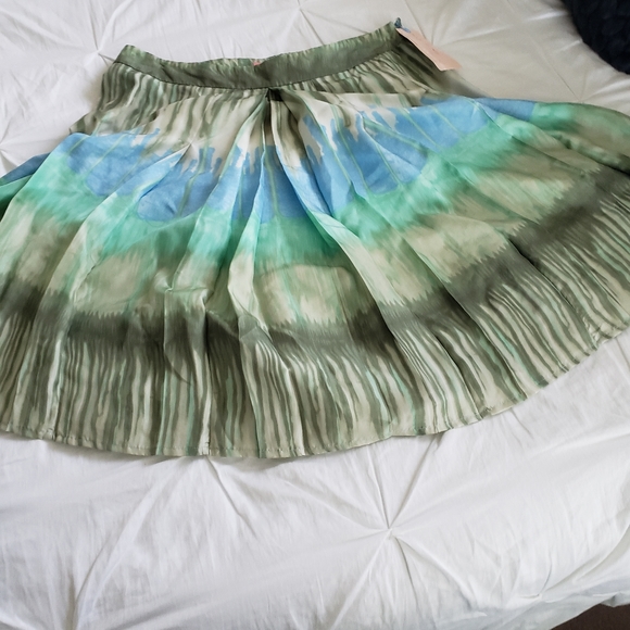 Bandolino Multi-print 100% silk skirt. Siz… - Picture 2 of 5
